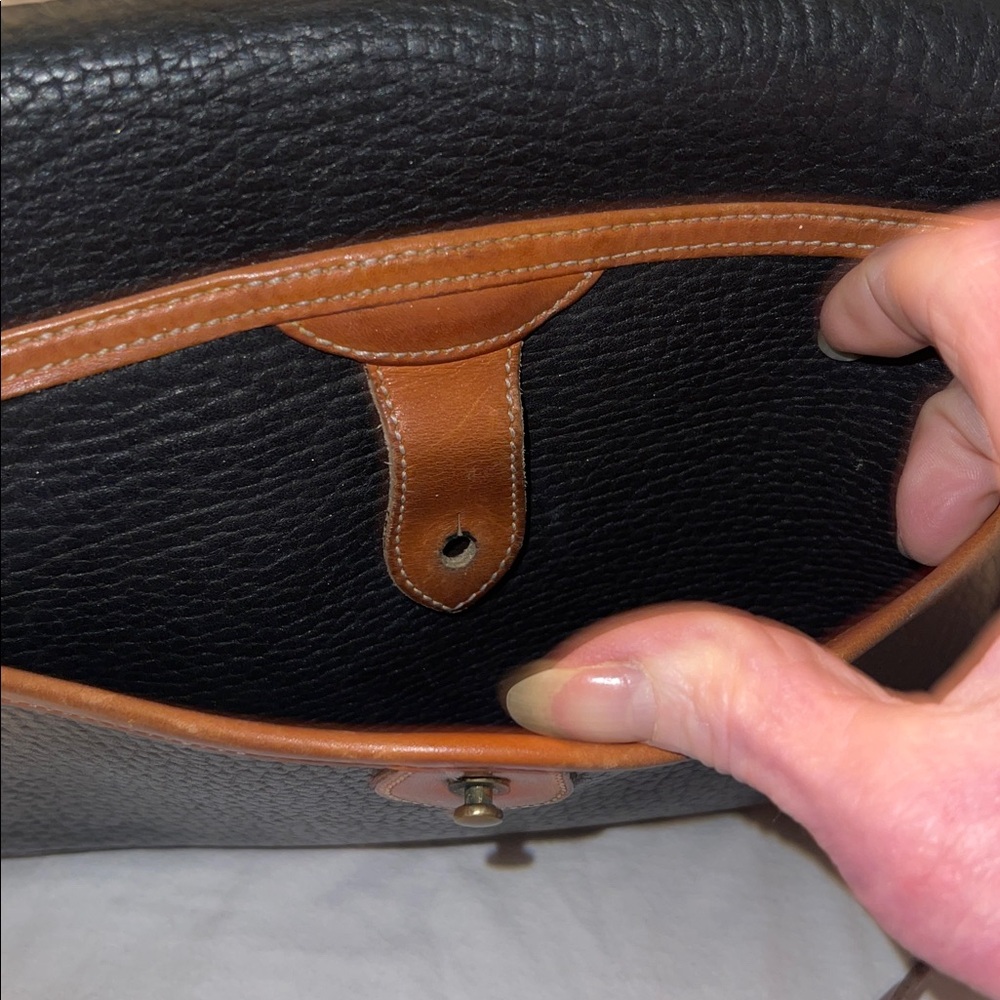 Vintage Dooney & Bourke Black and Tan All-Weather Leather Shoulder Bag - Picture 4 of 16